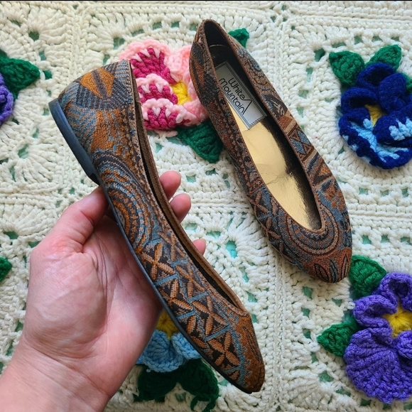 White Mountain Shoes Vintage 99s 90s Brocade Tapestry Flats White